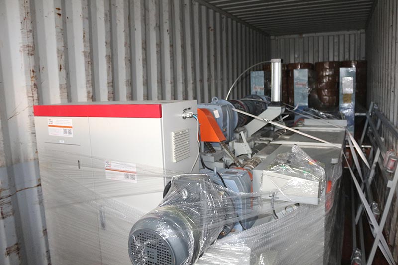 Geelong machinery exported one container, veneer edge grinding machine, veneer jointing machine, and spindleless veneer peeling machine and other plywood factory consuming materials, like packing belts, glue granules, thread for veneer composer machine to our clients in Indonesia.