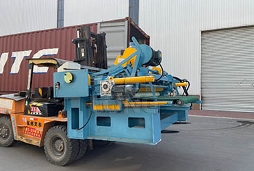 China GEELONG exported heavy duty 5ft veneer peeling machine and 3T HELI brand forklift to Indonesia
