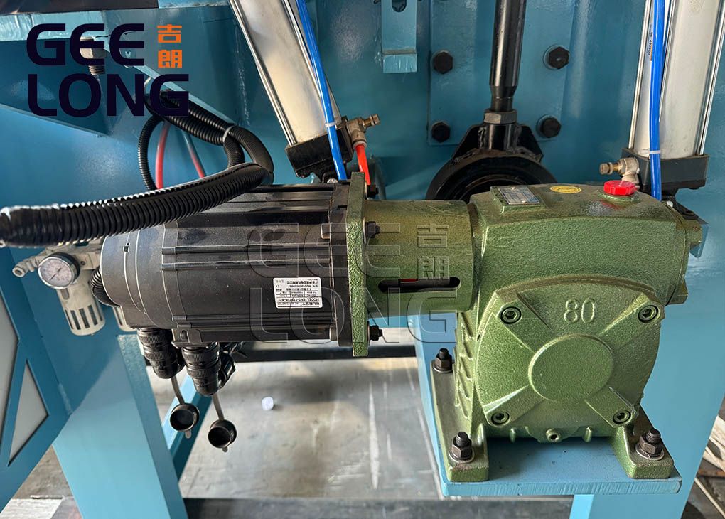 Wood core veneer clipper machine