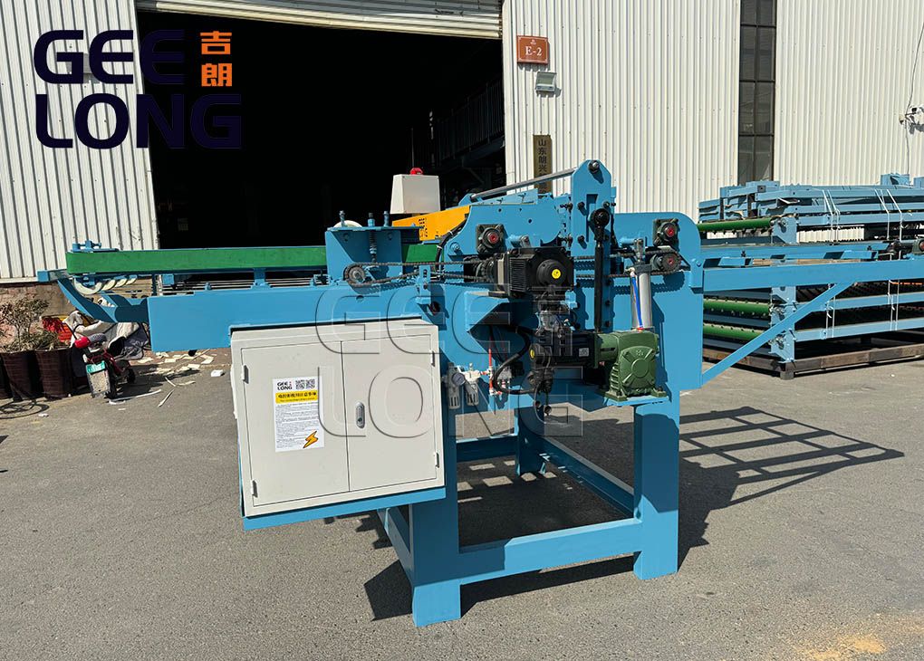 Wood core veneer clipper machine