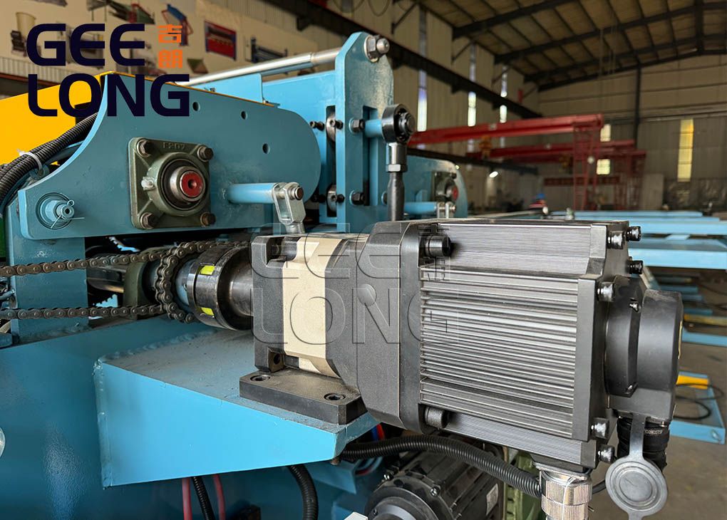 Wood core veneer clipper machine
